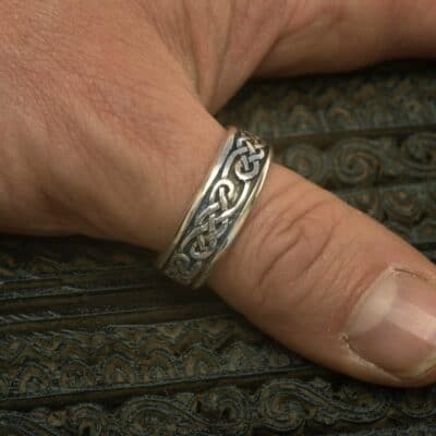Royal-mile-silver-continuous-celtic-band-ring