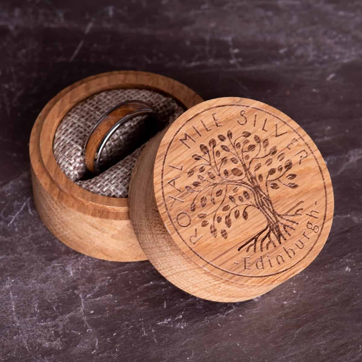 Royal Mile Silver - Royal Mile Silver round whisky barrel wood ring box with 6mm whisky barrel tungsten ring